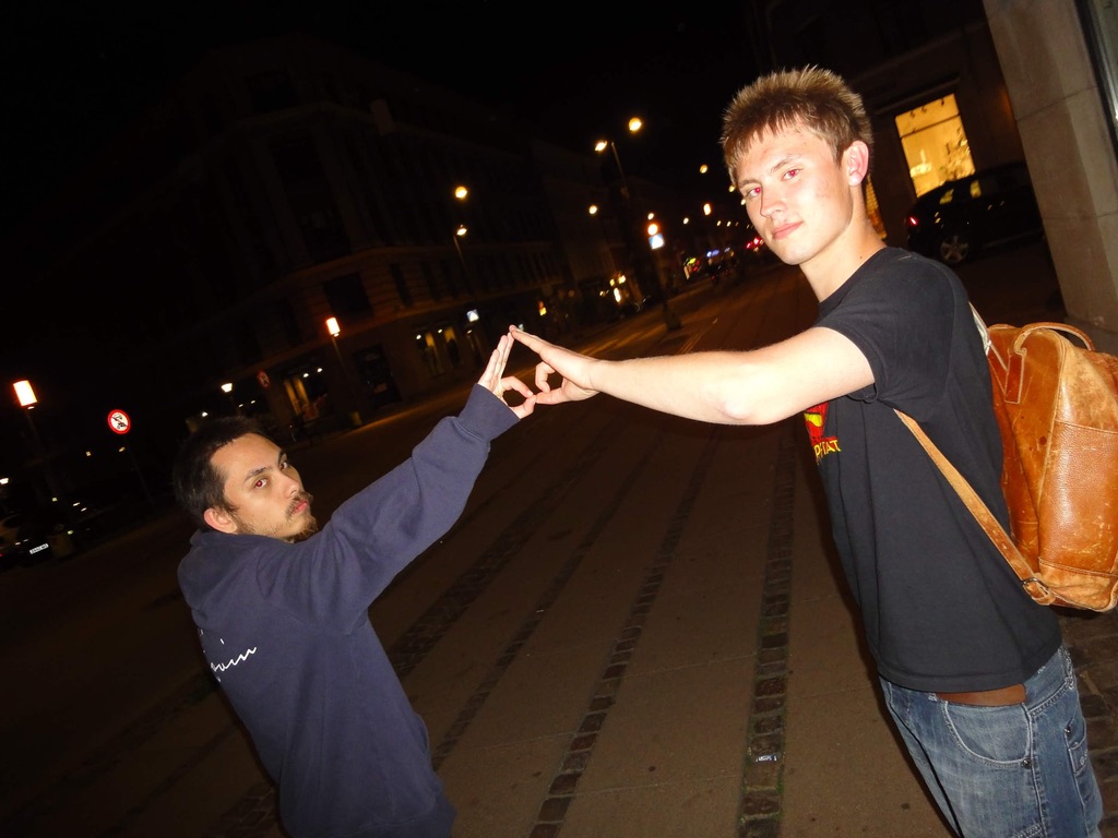 Kat og en ven i byen om natten